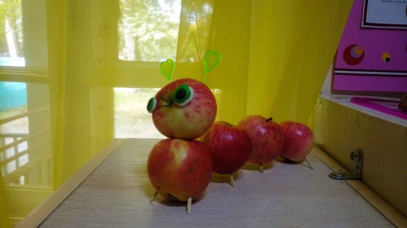 ✿ДЕТСКИЕ ПОДЕЛКИ ОСЕНЬЮ или Что можно Сделать из ЯБЛОК? How to make a caterpillar of the apples?