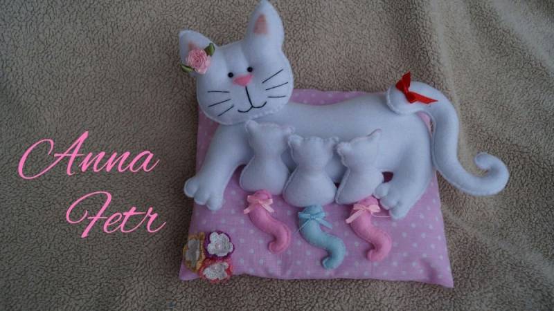 Кошка с котятами из фетра