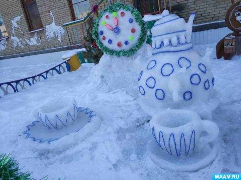 Снежные постройки в детском саду на участке