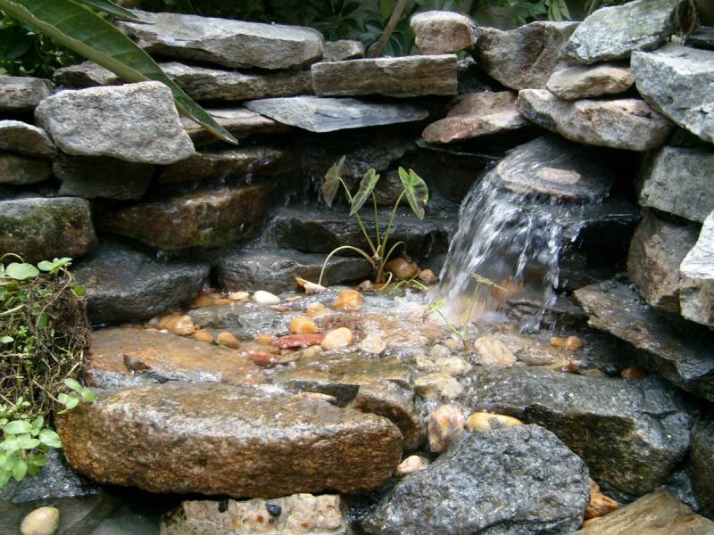 Вертикальный водопад на даче